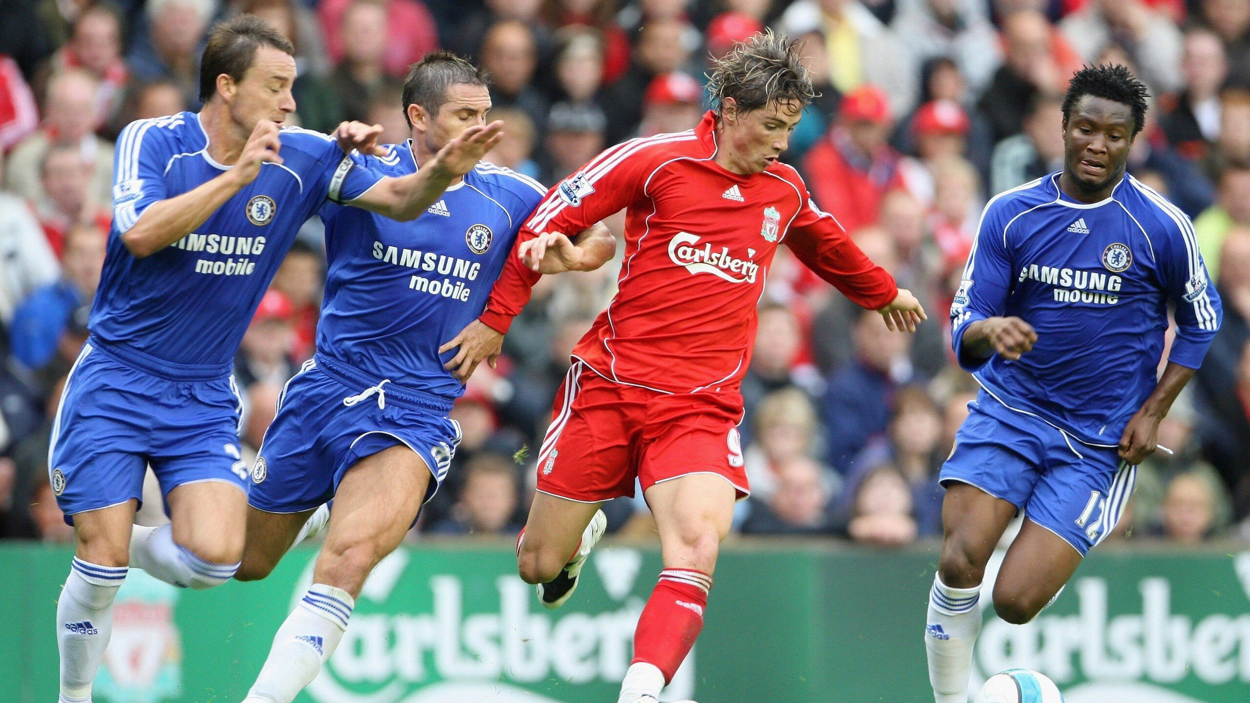 国足球迷助威现场氛围热烈,国足助威球衣