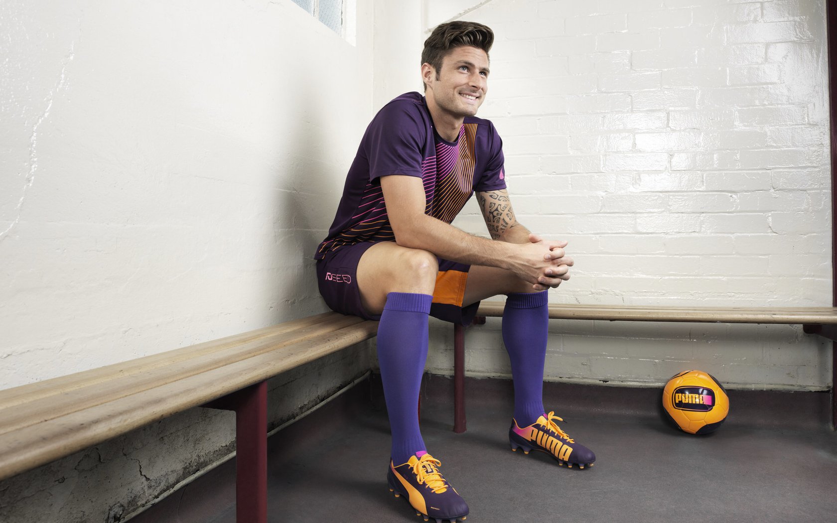 中国足球联赛打造高频赛后球迷访谈节目,记者采访中国足球球迷